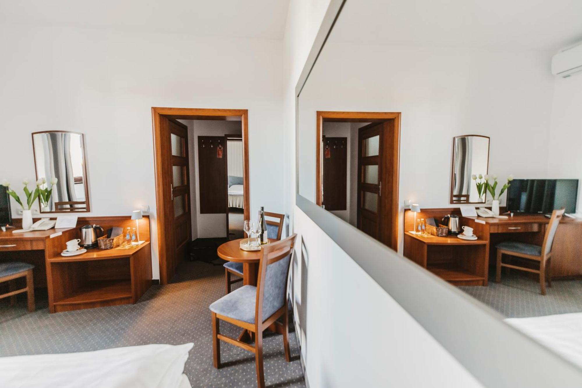 Hotel I Restauracja Borowianka Острув-Велькопольський Екстер'єр фото