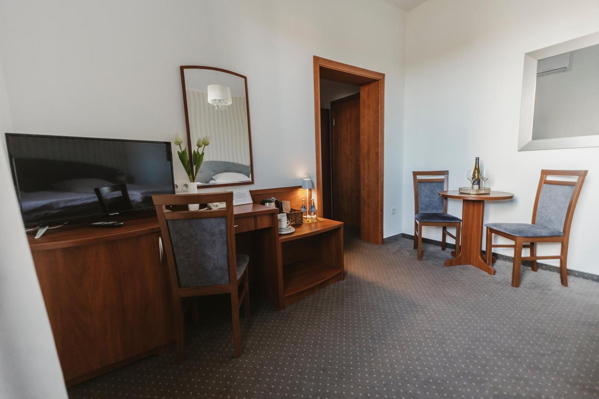 Hotel I Restauracja Borowianka Острув-Велькопольський Екстер'єр фото