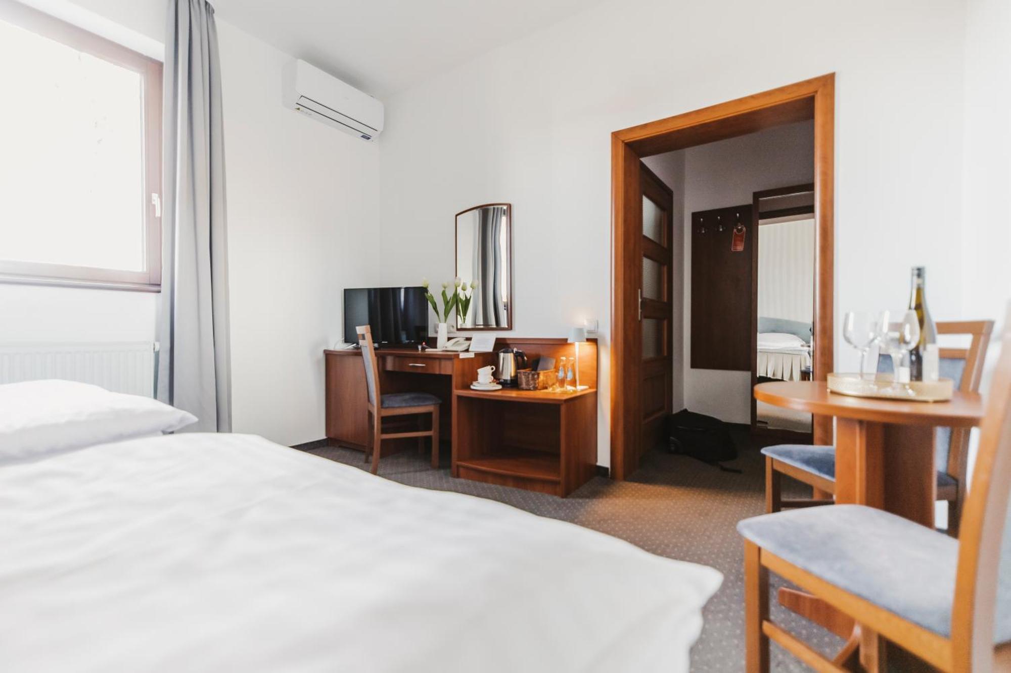 Hotel I Restauracja Borowianka Острув-Велькопольський Екстер'єр фото