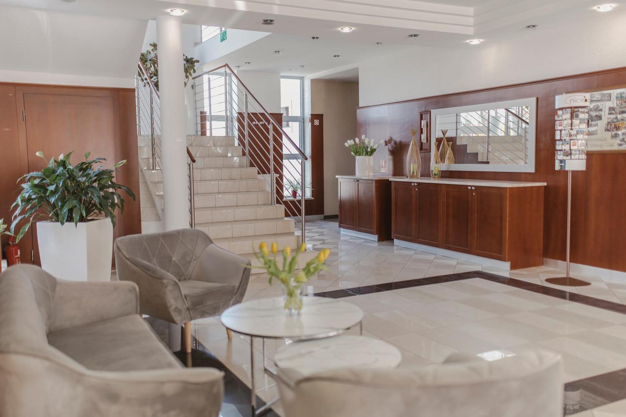 Hotel I Restauracja Borowianka Острув-Велькопольський Екстер'єр фото