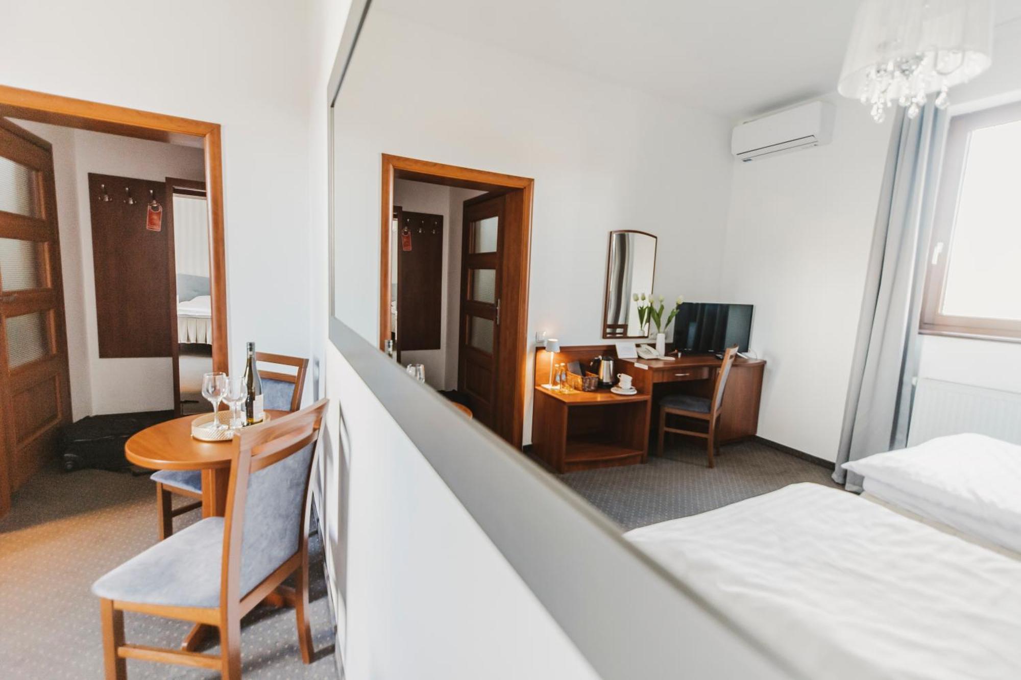 Hotel I Restauracja Borowianka Острув-Велькопольський Екстер'єр фото