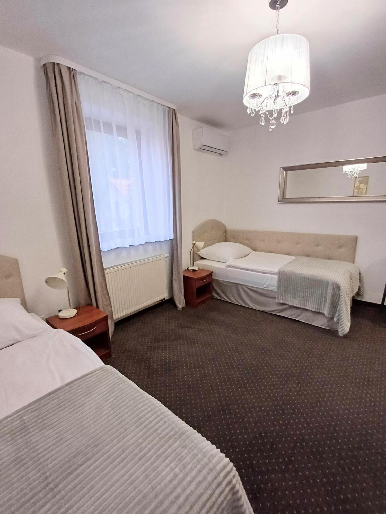 Hotel I Restauracja Borowianka Острув-Велькопольський Екстер'єр фото