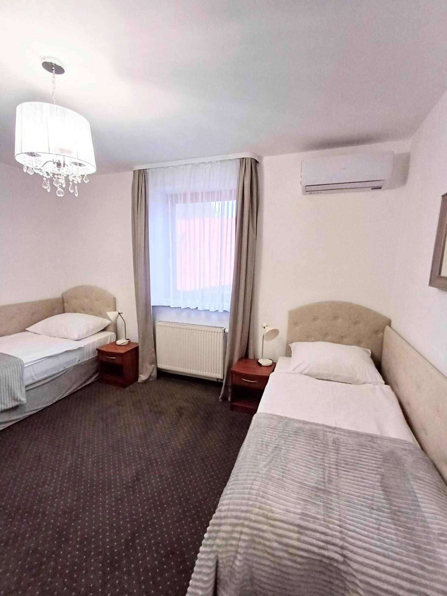 Hotel I Restauracja Borowianka Острув-Велькопольський Екстер'єр фото
