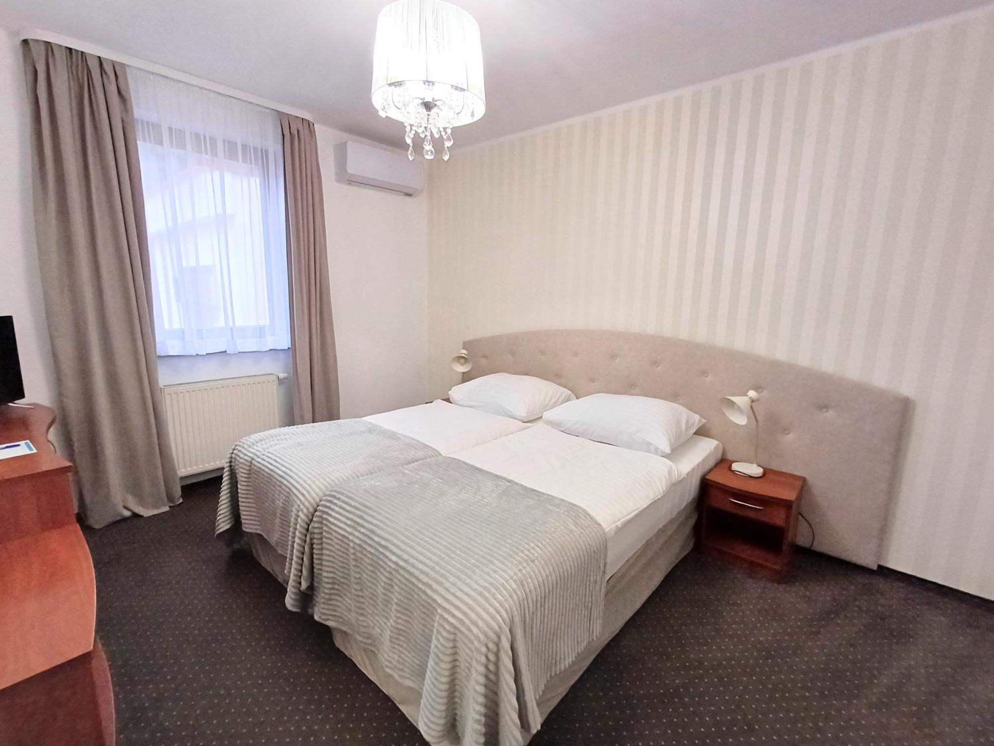 Hotel I Restauracja Borowianka Острув-Велькопольський Екстер'єр фото