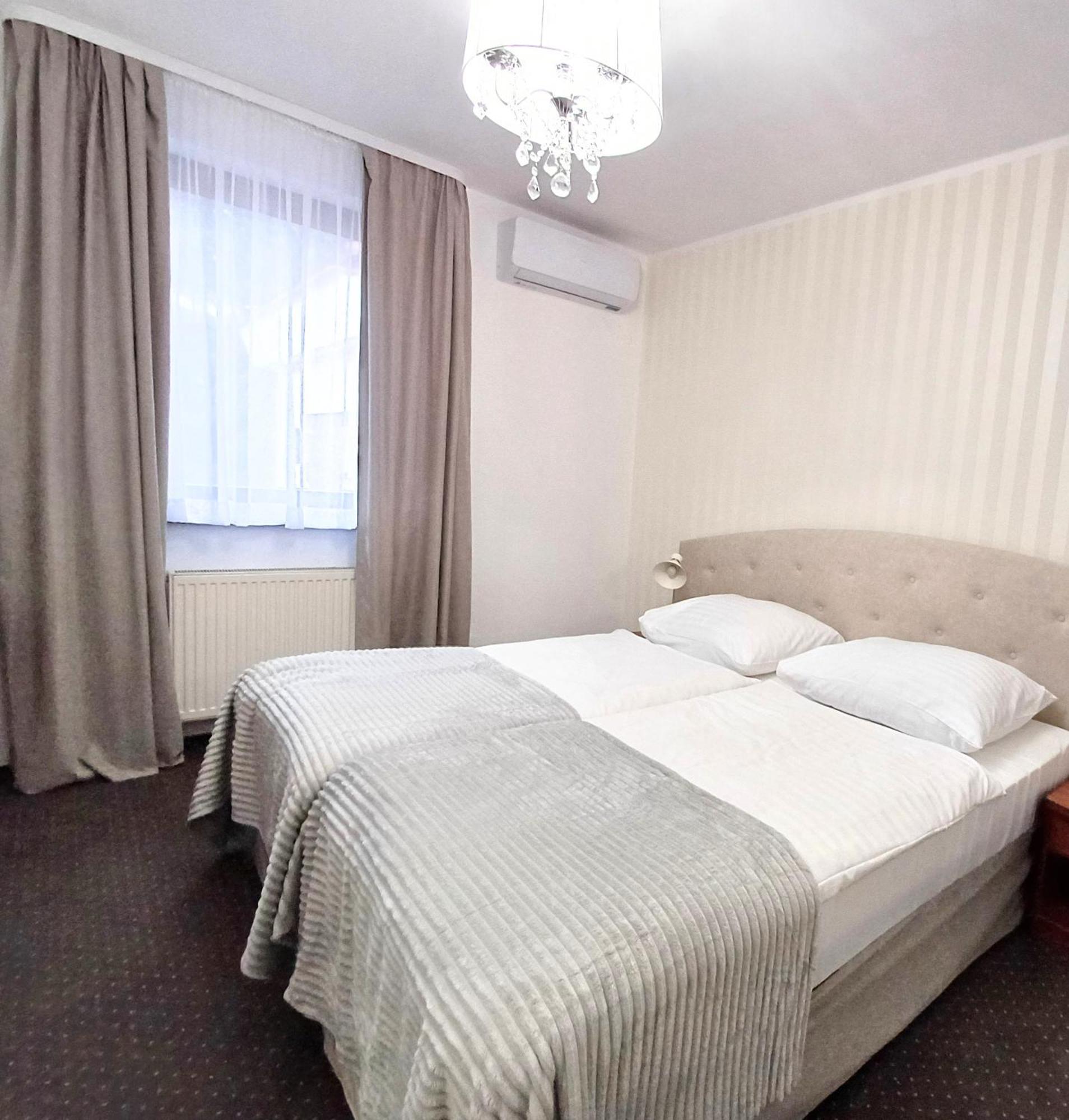 Hotel I Restauracja Borowianka Острув-Велькопольський Екстер'єр фото