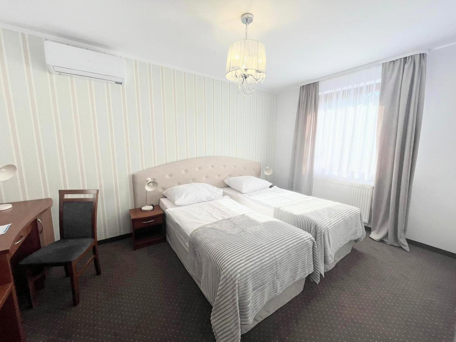 Hotel I Restauracja Borowianka Острув-Велькопольський Екстер'єр фото
