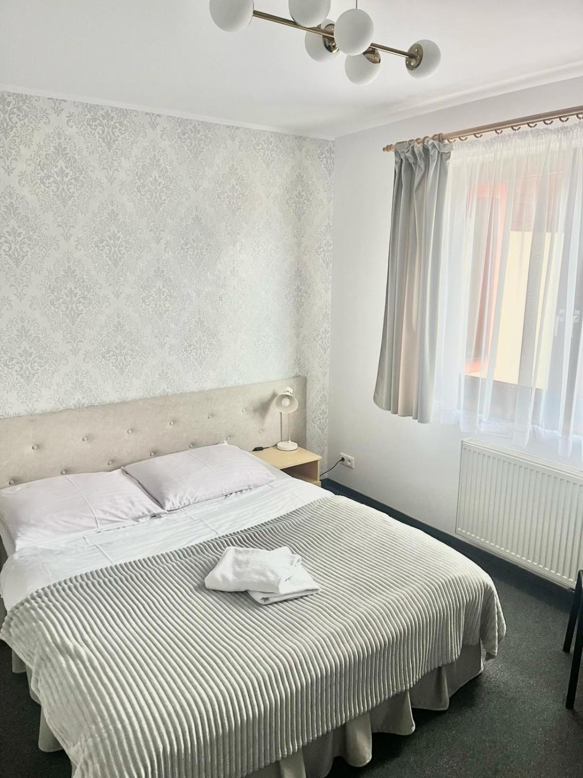 Hotel I Restauracja Borowianka Острув-Велькопольський Екстер'єр фото